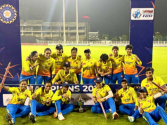 Seleção feminina estadual levanta o primeiro troféu T20, MCA anuncia recompensa de Rs 40 lakh Seleção feminina estadual levanta o primeiro troféu T20, MCA anuncia recompensa de Rs 40 lakh