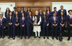 Seleção indiana vencedora da Copa do Mundo encontra-se com o primeiro-ministro Narendra Modi em Nova Delhi lightbox-info