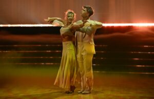 Semana 9 de ‘Dancing With the Stars’: Robert Irwin é o dono da comemoração do 20º aniversário do programa com pontuações perfeitas e vitória na rodada de revezamento Tom Bergeron participa de uma gala Evening From The Heart Los Angeles no Sunset Room Hollywood em 12 de setembro de 2025 em Los Angeles, Califórnia. (JC Olivera/Getty Images)