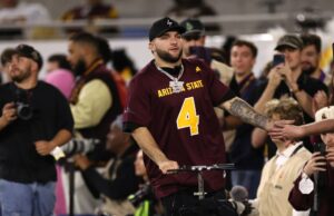 Semanas após uma lesão horrível, Cam Skattebo exalta a seção de estudantes da ASU GettyImages-2243799164 Lesão de Cam Skattebo 2025