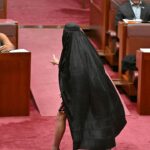Senadora australiana usa burca após medida para bloquear seu projeto de proibição de cobrir o rosto