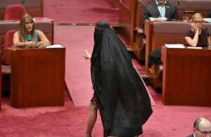 Senadora australiana usa burca após medida para bloquear seu projeto de proibição de cobrir o rosto Senadora australiana usa burca após medida para bloquear seu projeto de proibição de cobrir o rosto