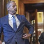 ARQUIVO - Insurreições leais ao presidente Donald Trump no Capitólio dos EUA, em Washington, em 6 de janeiro de 2021. Todos os olhos estão voltados para a Suprema Corte no caso de interferência nas eleições federais de 2020 de Donald Trump. Os próximos passos da Suprema Corte, de maioria conservadora, podem determinar se o ex-presidente será julgado em Washington antes das eleições de novembro. (AP Photo/Jose Luis Magana, Arquivo)