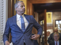 Senadores republicanos escondem possível propina dentro do projeto de lei para encerrar a paralisação ARQUIVO - Insurreições leais ao presidente Donald Trump no Capitólio dos EUA, em Washington, em 6 de janeiro de 2021. Todos os olhos estão voltados para a Suprema Corte no caso de interferência nas eleições federais de 2020 de Donald Trump. Os próximos passos da Suprema Corte, de maioria conservadora, podem determinar se o ex-presidente será julgado em Washington antes das eleições de novembro. (AP Photo/Jose Luis Magana, Arquivo)