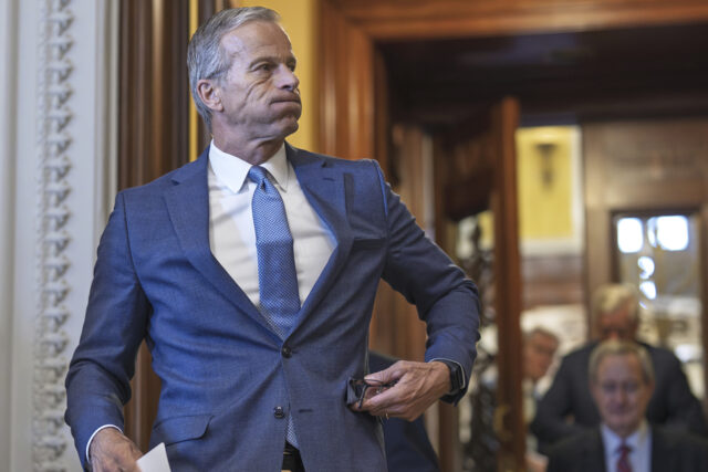 Senadores republicanos escondem possível propina dentro do projeto de lei ARQUIVO - Insurreições leais ao presidente Donald Trump no Capitólio dos EUA, em Washington, em 6 de janeiro de 2021. Todos os olhos estão voltados para a Suprema Corte no caso de interferência nas eleições federais de 2020 de Donald Trump. Os próximos passos da Suprema Corte, de maioria conservadora, podem determinar se o ex-presidente será julgado em Washington antes das eleições de novembro. (AP Photo/Jose Luis Magana, Arquivo)