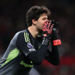 Senne Lammens chega antes da partida da Premier League entre Tottenham Hotspur e Manchester United no Tottenham Hotspur Stadium em 2025 em Londres, Inglaterra.