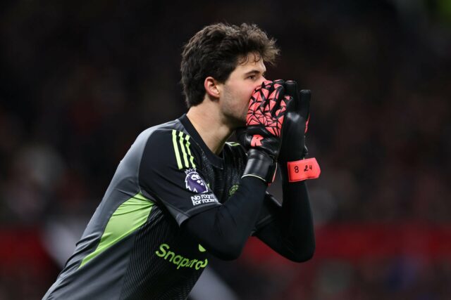 Senne Lammens chega antes da partida da Premier League entre Tottenham Hotspur e Manchester United no Tottenham Hotspur Stadium em 2025 em Londres, Inglaterra.