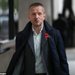 A pressão estava aumentando sobre Jonathan Munro, vice-diretor da BBC News, ontem à noite para seguir seus colegas porta afora como parte de uma limpeza completa