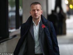 Será que o deputado ‘iludido e odiado’ da BBC, que é ‘ferreiro defensor das imagens adulteradas de Donald Trump’, será o próximo chefe do Beeb a ser varrido? A pressão estava aumentando sobre Jonathan Munro, vice-diretor da BBC News, ontem à noite para seguir seus colegas porta afora como parte de uma limpeza completa