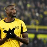 Serhou Guirassy marcando pênalti para o Borussia Dortmund