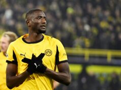 Serhou Guirassy tem cláusula de rescisão de £ 44 milhões que se aplica ao Man Utd e seis outros clubes Serhou Guirassy marcando pênalti para o Borussia Dortmund