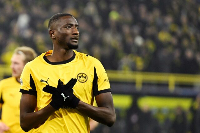 Serhou Guirassy marcando pênalti para o Borussia Dortmund