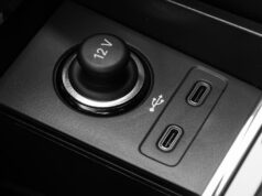 Seu carro tem porta USB-C? Aqui estão 5 coisas que você pode conectar uma pessoa em um carro conectando um cabo USB-C a um smartphone com indicação de bateria fraca