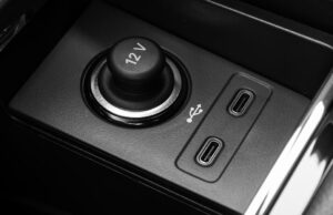 Seu carro tem porta USB-C? Aqui estão 5 coisas que você pode conectar uma pessoa em um carro conectando um cabo USB-C a um smartphone com indicação de bateria fraca