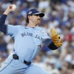 O arremessador do Toronto Blue Jays, Shane Bieber, se preparando para um arremesso.