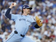 Shane Bieber opta por ficar com Blue Jays após disputar a World Series O arremessador do Toronto Blue Jays, Shane Bieber, se preparando para um arremesso.