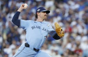 Shane Bieber opta por ficar com Blue Jays após disputar a World Series O arremessador do Toronto Blue Jays, Shane Bieber, se preparando para um arremesso.