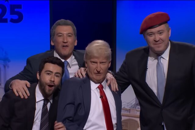 Shane Gillis bate 'SNL' Cold Open como Curtis Sliwa no Shane Gillis bate 'SNL' Cold Open como Curtis Sliwa no caótico debate municipal de Nova York com Miles Teller e Trump