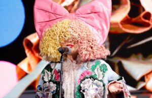 Sia, Kathy Griffin, Amber Ruffin e mais fotos do tapete vermelho da festa Out100 Kathy Griffin na celebração OUT100 realizada no nya Studios West em 21 de novembro de 2025 em Los Angeles, Califórnia.