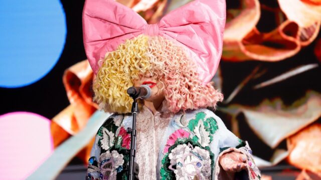 Kathy Griffin na celebração OUT100 realizada no nya Studios West em 21 de novembro de 2025 em Los Angeles, Califórnia.