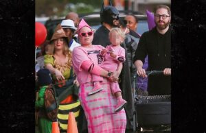 Sia usa fantasia de Halloween combinando com o filho em meio à batalha pela custódia sia filho dia das bruxas sub backgrid principal