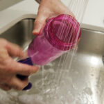 Sim, você precisa limpar sua garrafa de água. Veja por que e como