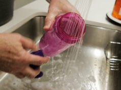 Sim, você precisa limpar sua garrafa de água. Veja por que e como Sim, você precisa limpar sua garrafa de água. Veja por que e como