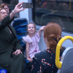 A primeira-ministra vitoriana Jacinta Allan falando hoje na estação Parkville.