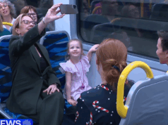 Sindicato pede adiamento da abertura do metrô de Melbourne enquanto primeiro-ministro insiste que é seguro A primeira-ministra vitoriana Jacinta Allan falando hoje na estação Parkville.