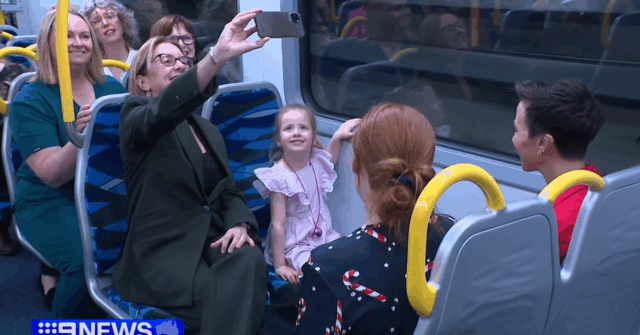A primeira-ministra vitoriana Jacinta Allan falando hoje na estação Parkville.