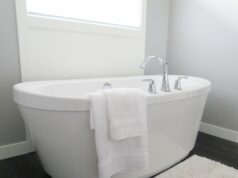 Sintomas de eczema permanecem inalterados com banho diário ou semanal, mostra estudo banho