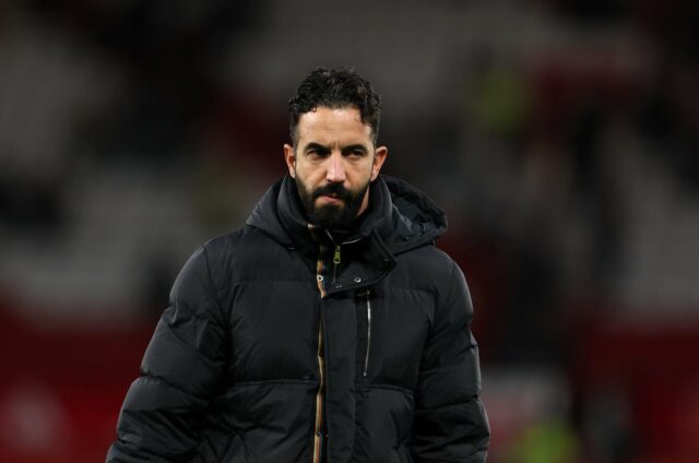 Sir Alex Ferguson verifica seu relógio durante a partida da Barclays Premier League entre Manchester United e Fulham em Old Trafford em 2012, em Manchester, Inglaterra.