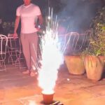 Sir David Beckham correu para se proteger quando fogos de artifício explodiram na sua frente após uma exibição em casa na Bonfire Night na quarta-feira.