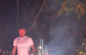 Sir David Beckham corre para se proteger enquanto fogos de artifício explodem na sua frente enquanto Victoria avisa ‘cuidado!’ Sir David Beckham correu para se proteger quando fogos de artifício explodiram na sua frente após uma exibição em casa na Bonfire Night na quarta-feira.