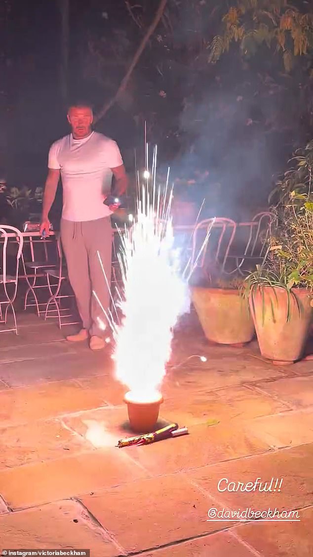 Sir David Beckham corre para se proteger enquanto fogos de Sir David Beckham correu para se proteger quando fogos de artifício explodiram na sua frente após uma exibição em casa na Bonfire Night na quarta-feira.