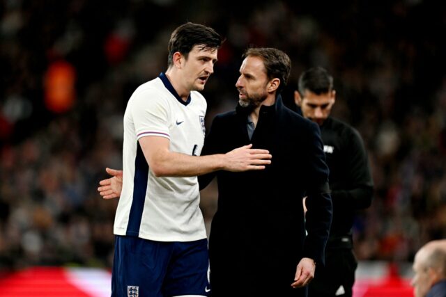 Gareth Southgate instrui Harry Maguire durante a fase de qualificação para o Euro 2024 no Grupo C entre Inglaterra e Macedônia do Norte, em Old Trafford, em 2023, em Manchester, Inglaterra.