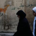 Síria estende toque de recolher em Homs enquanto assassinatos ameaçam inflamar tensão sectária