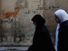 Síria estende toque de recolher em Homs enquanto assassinatos ameaçam inflamar tensão sectária Síria estende toque de recolher em Homs enquanto assassinatos ameaçam inflamar tensão sectária