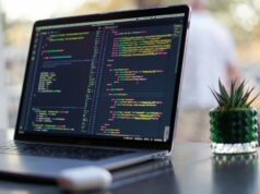 Sites de assistência de codificação expuseram credenciais de bancos, governo e muito mais Sites de assistência de codificação expuseram credenciais de bancos, agências governamentais e muito mais | Código do site mostrado na tela do MacBook