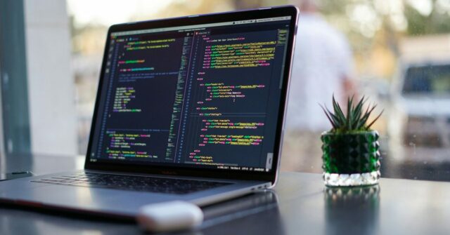 Sites de assistência de codificação expuseram credenciais de bancos, agências governamentais e muito mais | Código do site mostrado na tela do MacBook