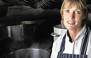 Skye Gyngell, a primeira mulher australiana a ganhar estrela Michelin, morre aos 62 anos A chef e autora Skye Gyngell em seu local de trabalho em Richmond, sul de Londres.