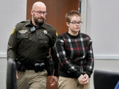Slender Man Attacker é encontrado após caçada humana Morgan Geyser appears in a Waukesha County courtroom Jan. 9, 2025, in Waukesha, Wis.