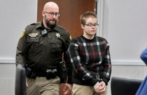 Slender Man Attacker é encontrado após caçada humana Morgan Geyser appears in a Waukesha County courtroom Jan. 9, 2025, in Waukesha, Wis.