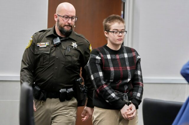 Slender Man Attacker é encontrado após caçada humana Morgan Geyser appears in a Waukesha County courtroom Jan. 9, 2025, in Waukesha, Wis.