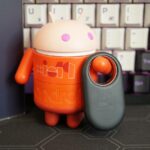 Um close da parte superior do Samsung Galaxy SmartTag 2