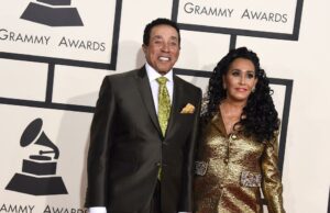 Smokey Robinson enfrenta novas acusações de agressão sexual de outra ex-governanta, detalhista de automóveis Smokey Robinson enfrenta novas acusações de agressão sexual de outra ex-governanta, detalhista de automóveis