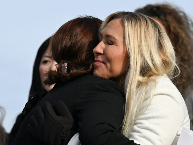 Sobreviventes denunciam tentativas de Trump de bloquear votação de arquivos de Epstein
