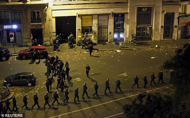 Sobreviventes do Bataclan e dos ataques terroristas coordenados em Paris Polícia francesa com escudos de proteção caminha em fila perto da sala de concertos Bataclan após tiroteios fatais em Paris, França, 14 de novembro de 2015