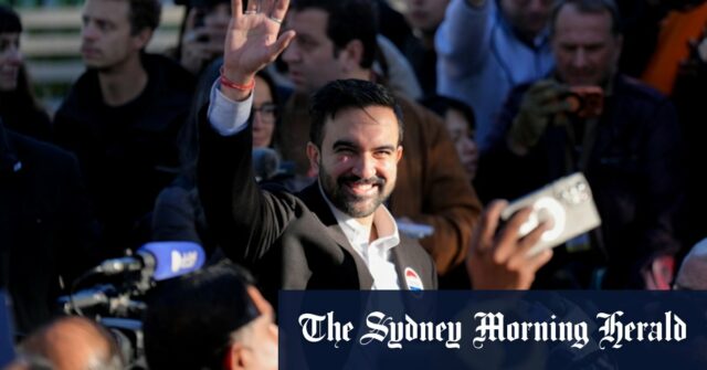 Zohran Mamdani, fotografado votando, foi eleito prefeito da cidade de Nova York.