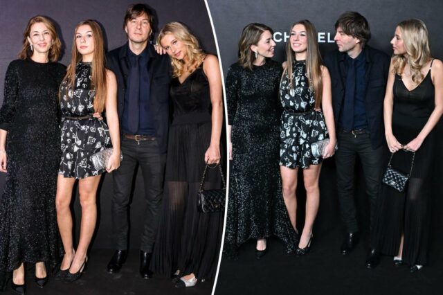 Sofia Coppola coordena com as filhas Romy e Cosima Mars Sofia Coppola coordena com as filhas Romy e Cosima Mars em Chanel no filme beneficente do MoMA